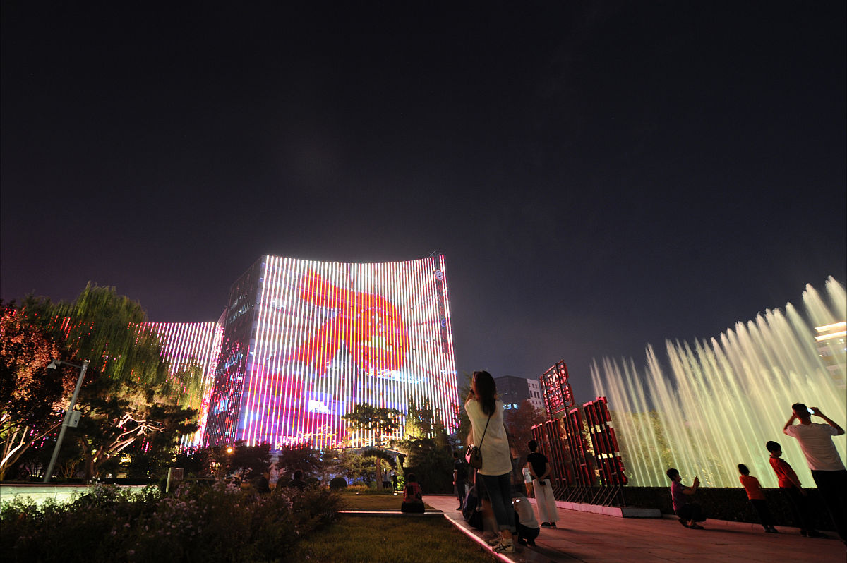 2019年9月26日,北京中关村大街沿线7.2公里上演主题灯光秀.中钢大厦,e