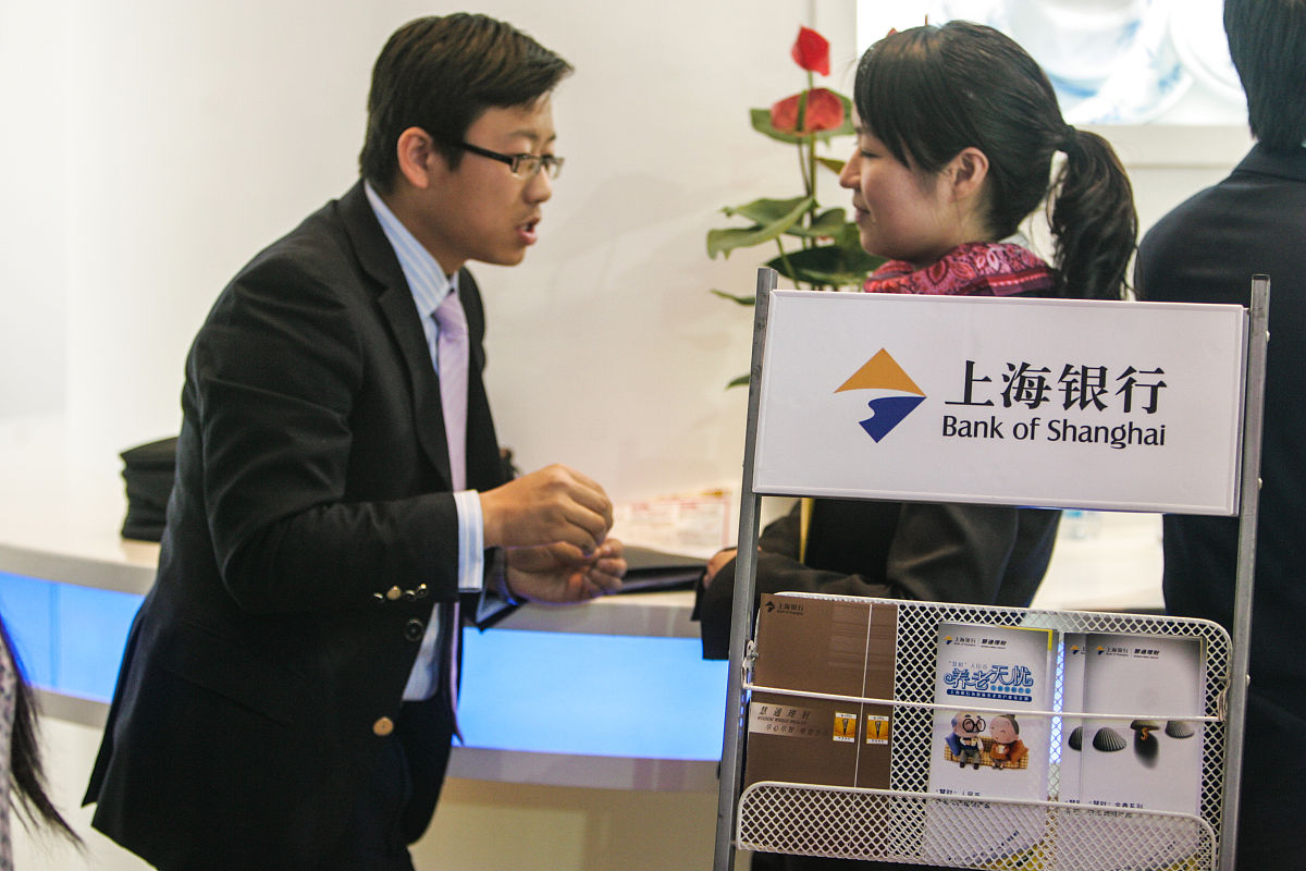 阐述：宁波银行南京分行后台业务集中运营过程中存在智能化系统建设缺乏实用性的问题1条1500字