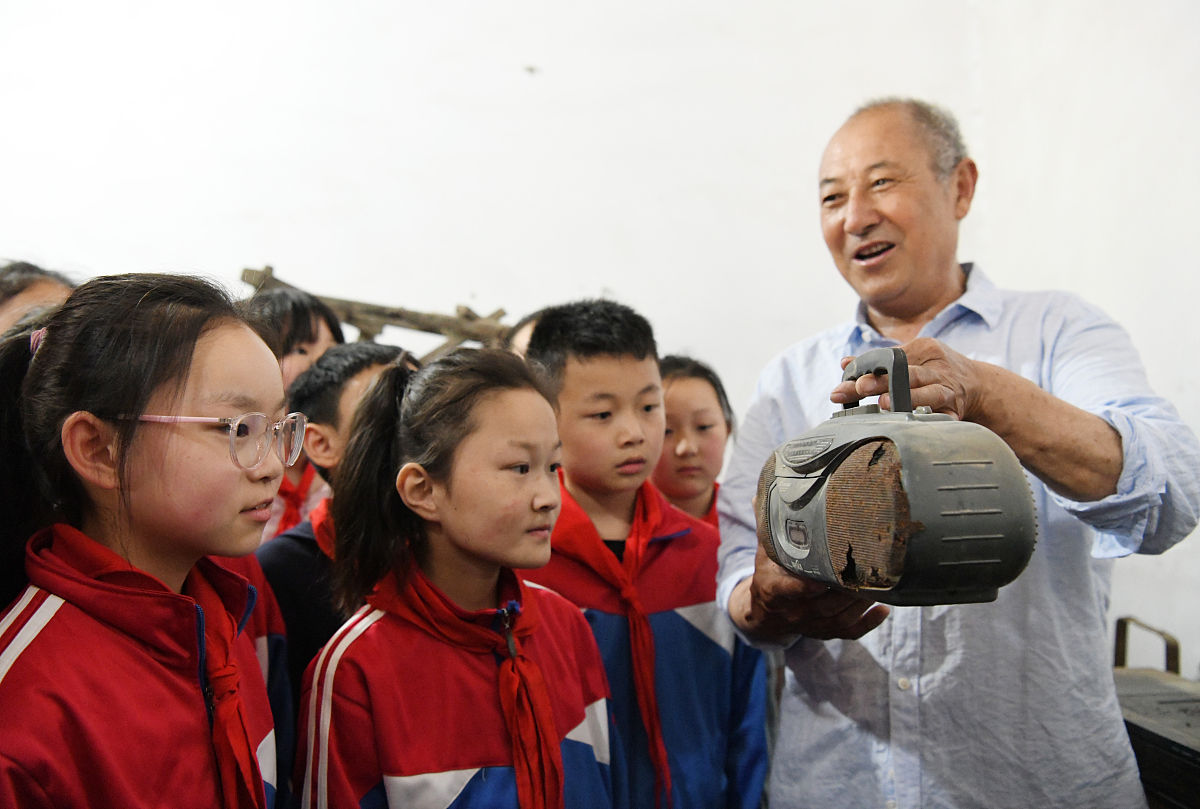 2021年6月3日,山东枣庄,山亭区城头村村民马洪佑在向镇中心小学的学生