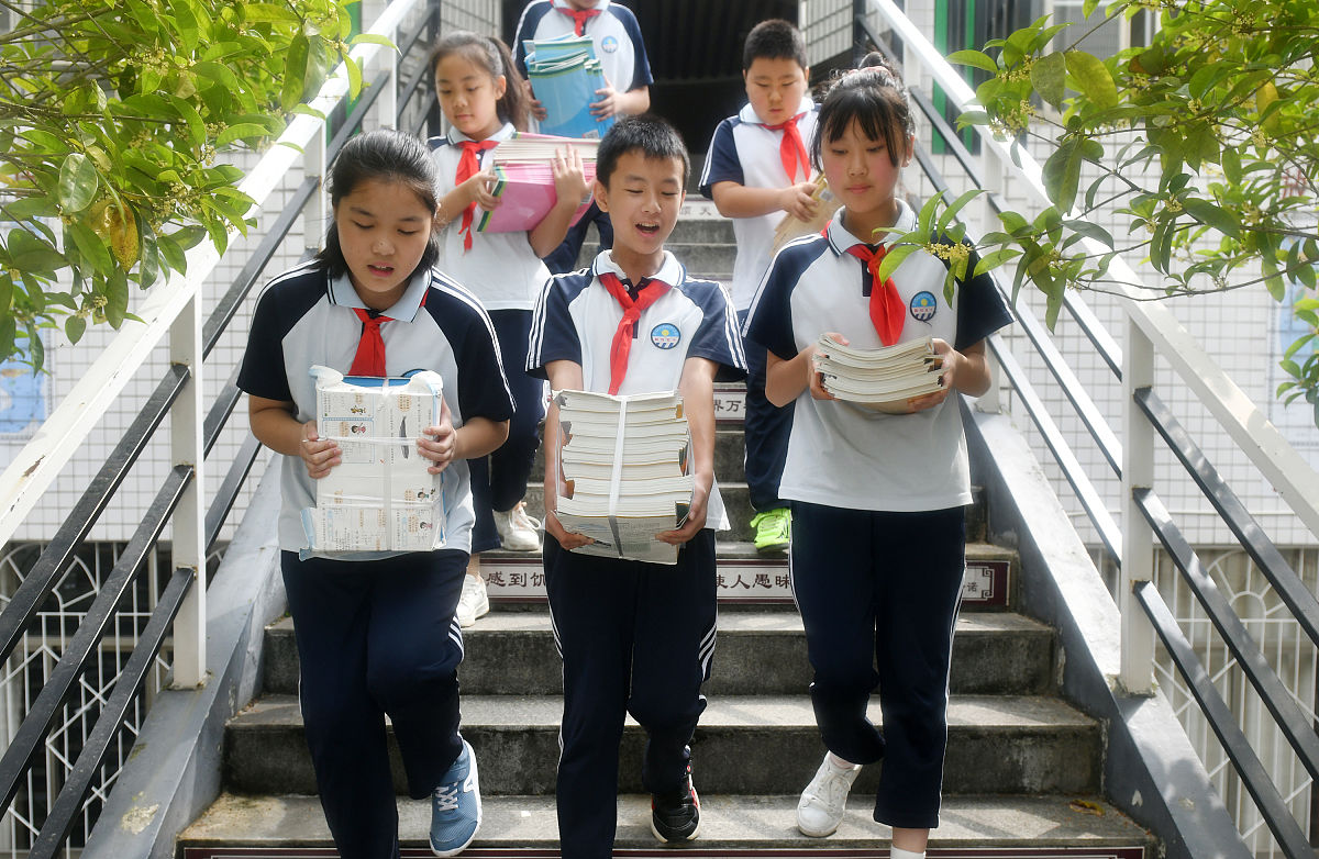 2021年9月1日,湖北省宜昌市秭归县实验小学学生在搬运新学期教材.