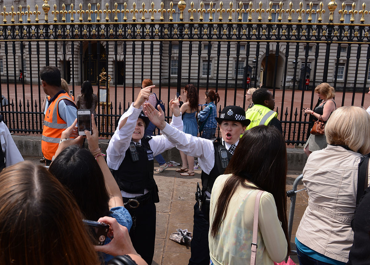 小学英语五年级下册'Who's that baby boy?' 教学反思：趣味学习，描述家庭成员