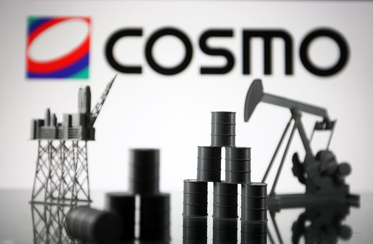 商业配图:能源企业cosmo oil company logo and models of an oil rig