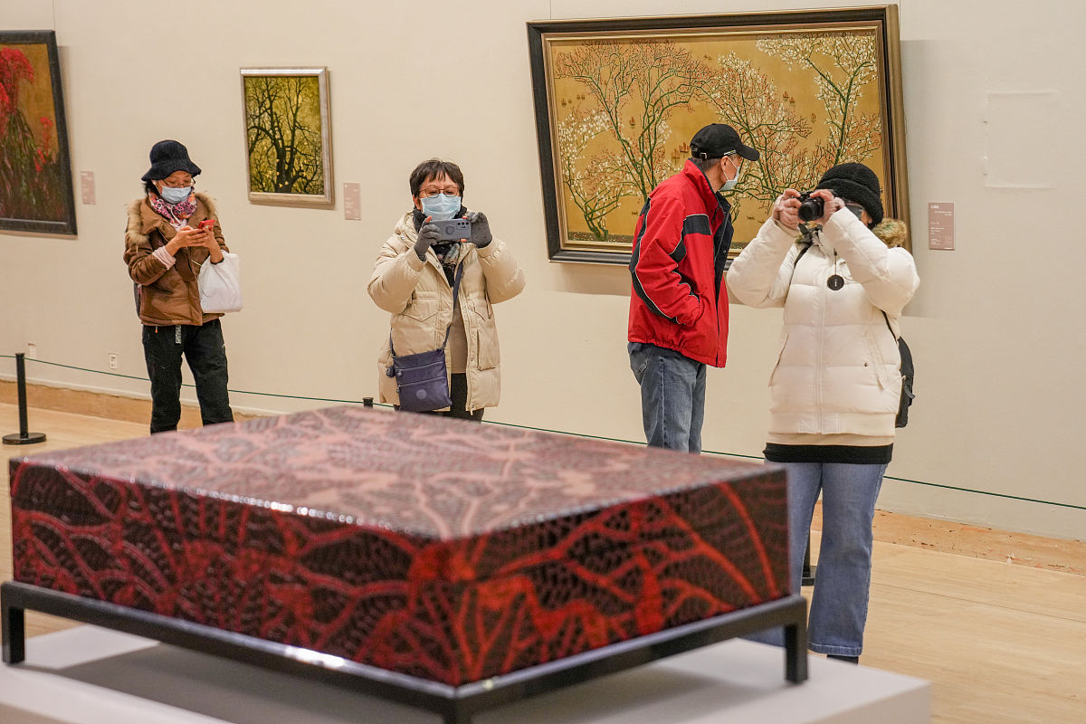 2021年12月14日,北京,观众正在中国美术馆内参观漆画展品.