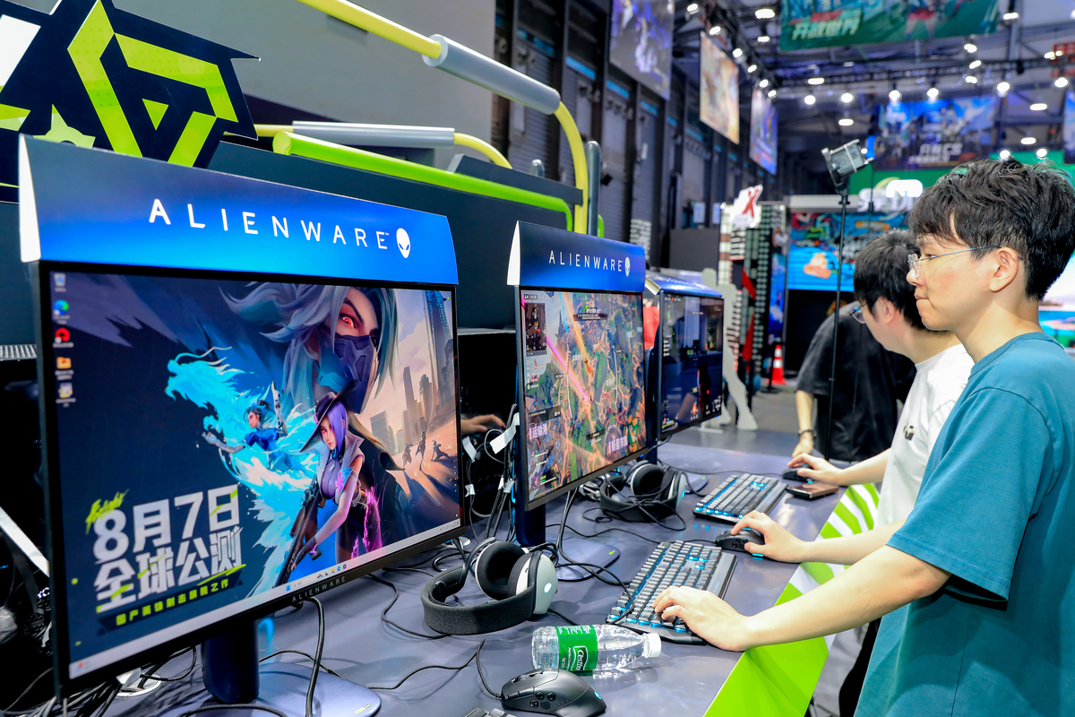 你是一名金融系的学生就电子游戏经济的经济前景写一篇不低于八千字的毕业论文要求逻辑严谨句段较长