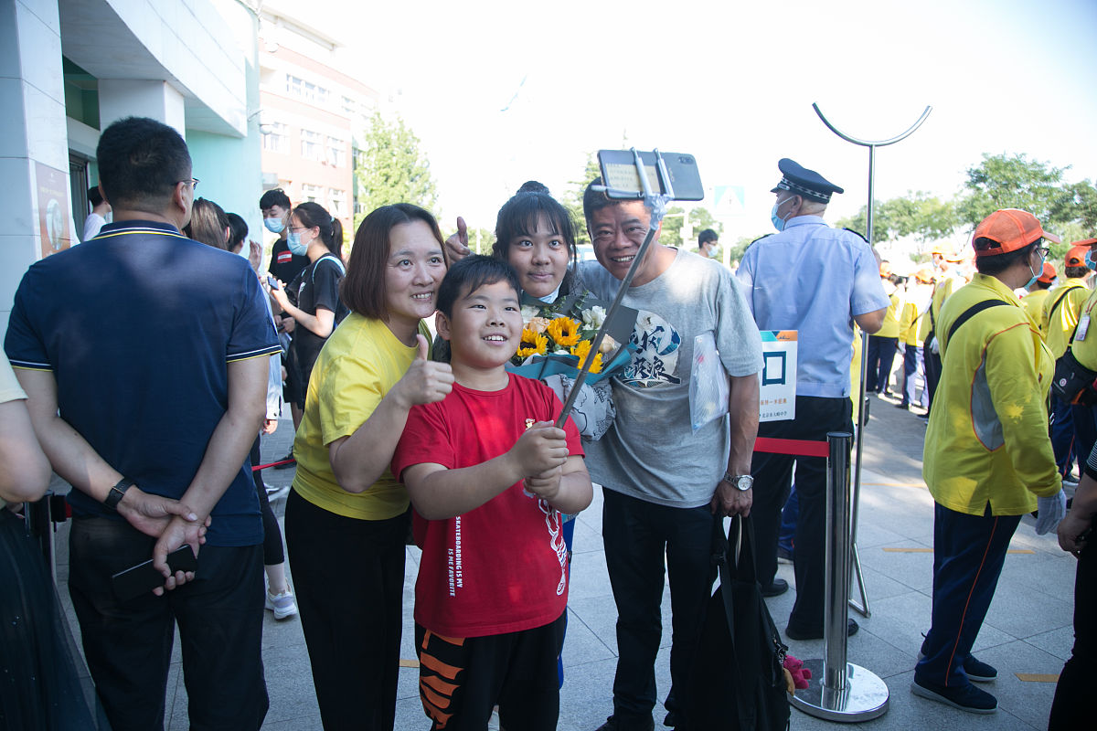 模仿鲁迅的风格写一部搞笑小说要求1万字