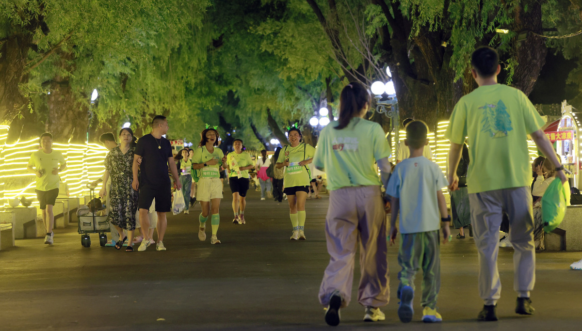 要举办荧光夜跑活动这个活动在18号晚上20点开始21点结束要求通知各位楼主请写一个通知条