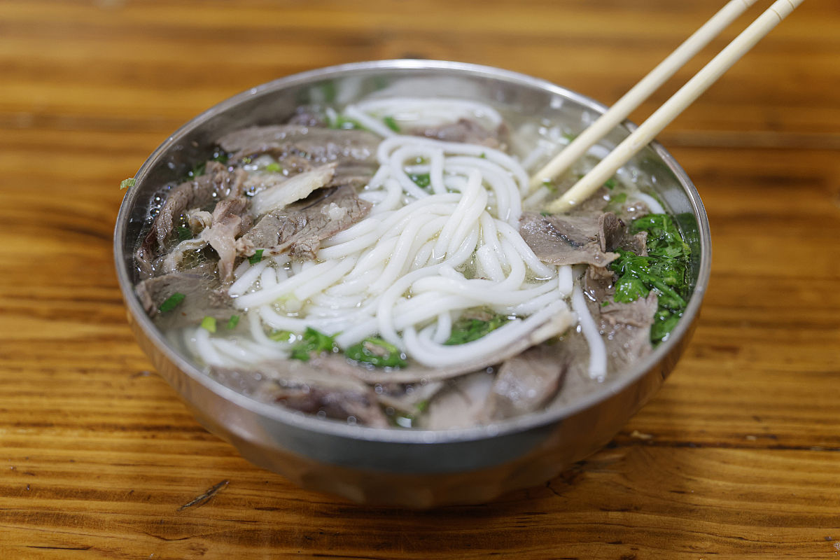 遵义羊肉粉汤料包配方：300字详细制作方法