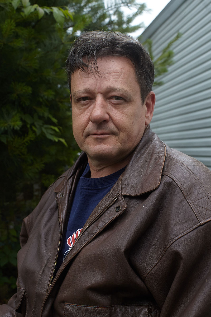 2016年1月20日消息(具体拍摄时间不详),mark hogancamp 在自家后院建