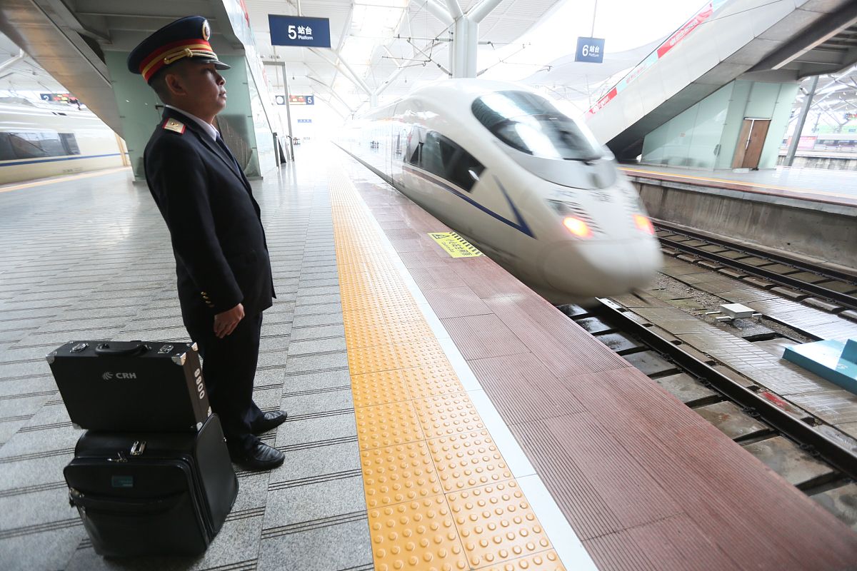 高铁司机工资多少？高铁驾驶员薪资水平及职业发展解析