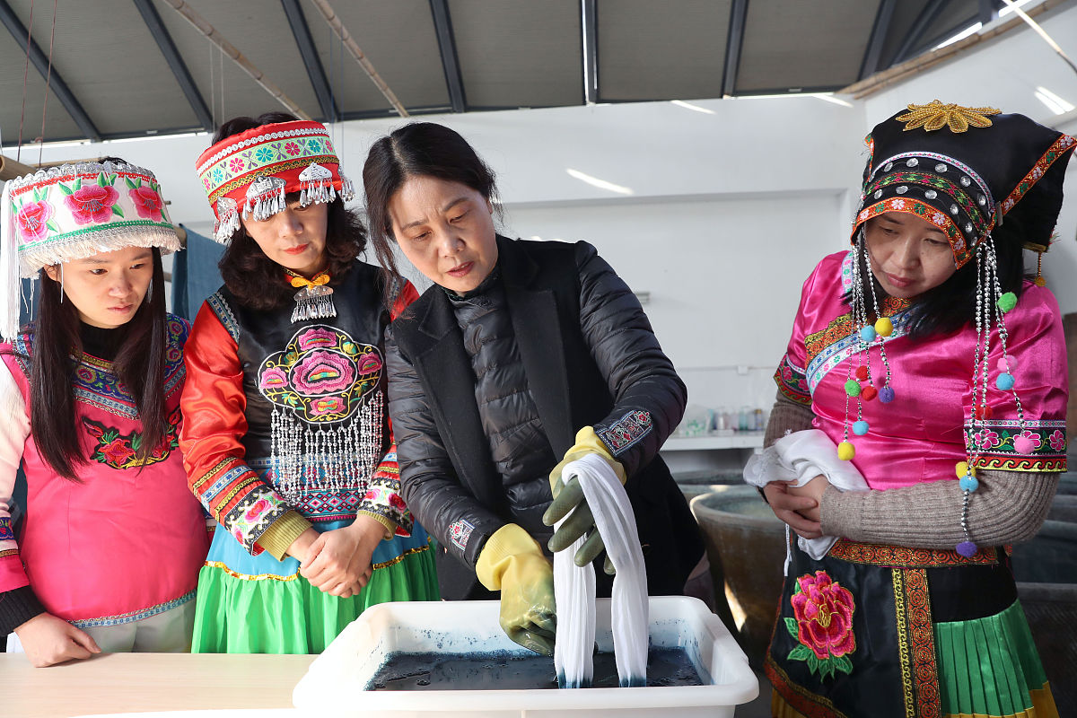 化州市老百姓有困难怎么联系媒体曝光？要求：写一篇1000字左右的文章不能出现电话。