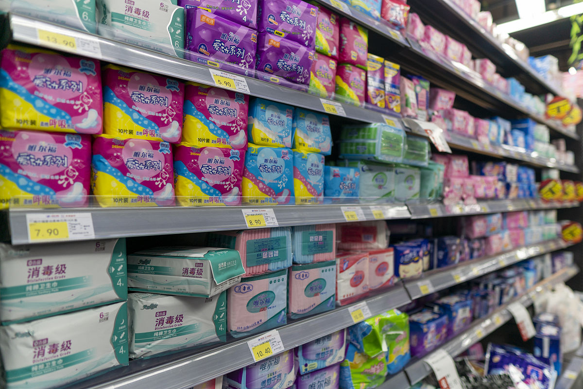 那下面内容继续重写近日一位江西南昌的女士在使用俏妃卫生巾护垫时惊恐地发现里面有数个黑色虫卵。不仅一包每一包都存在这种情况其中一包虫卵数量更是惊人。这一幕让这位女士十分担忧自己的私处健康并表示再也不敢用这个牌子了。