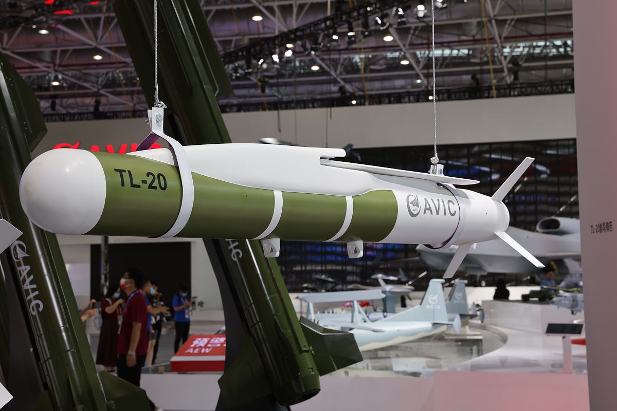 AIM-120 AMRAAM: 先进中程空对空导弹详解