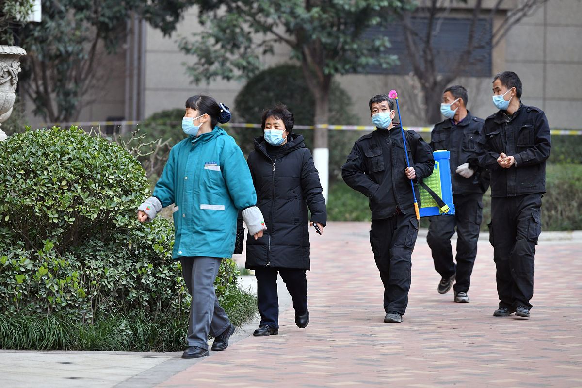 2022年1月2日,西安疫情管控升级的第11天,疫情防控人员元旦期间坚守岗