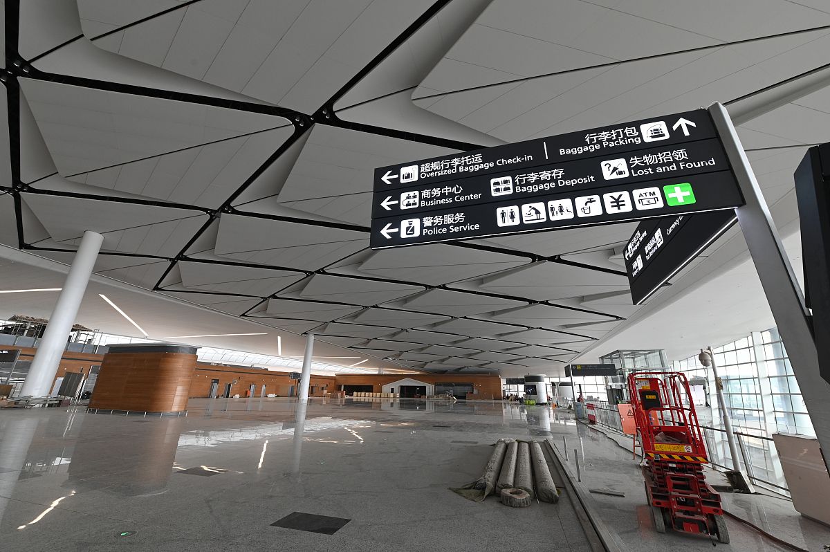 天府机场t1接人在哪里停车 不少于250字帮我描述