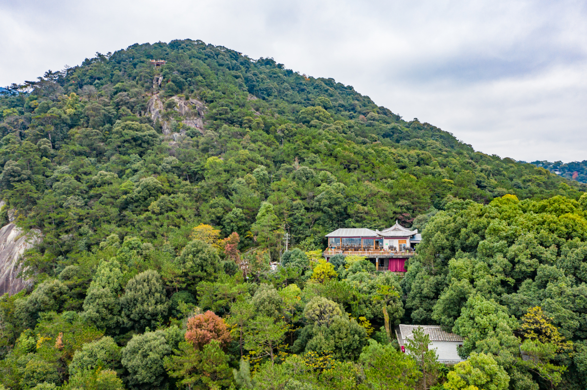 福州鼓山风景区位于福建省福州市晋安区东部,闽江北岸,距离市中心区