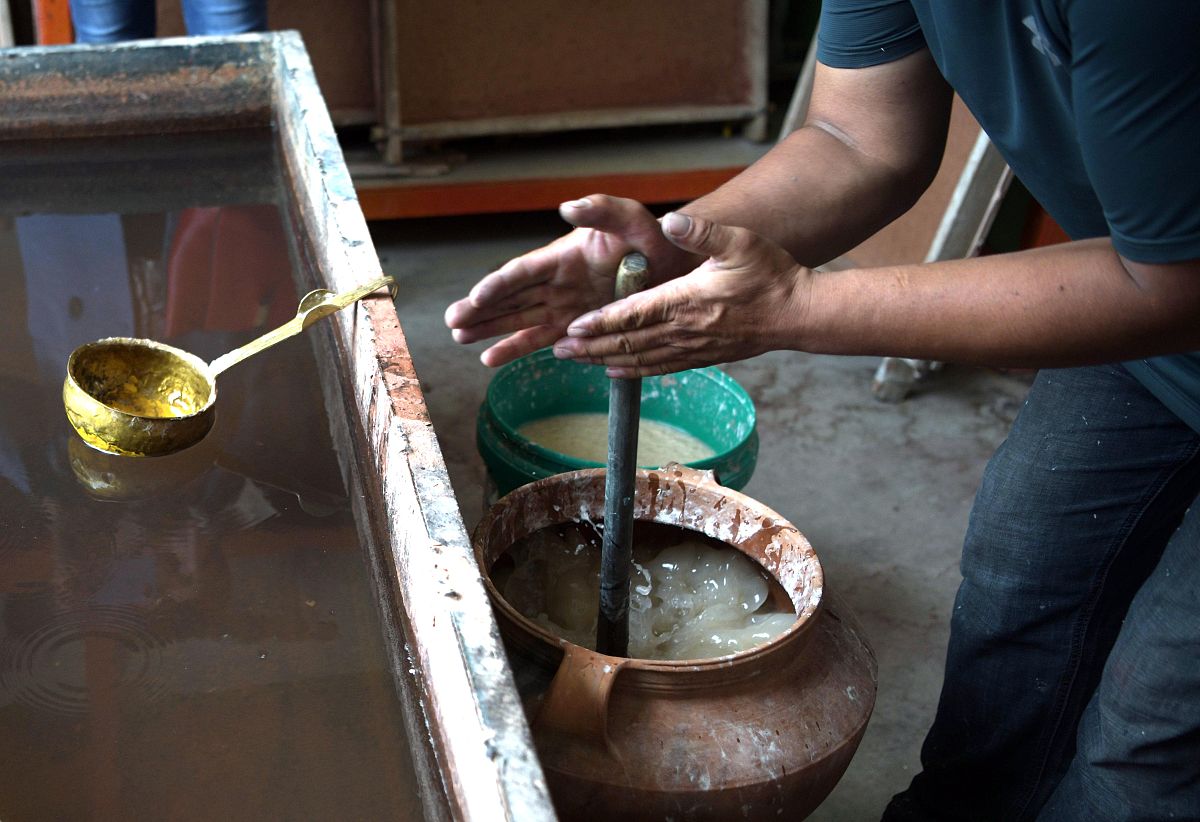 有N条木棒他们要被切割了第i条木棒长度是Li如果从他们当中切割出K条木棒的话K条木棒长度相等这K条木棒最长能有多长呢？。输入共有三行第一行位N1=N=10000第二行为K1=K=10000第三行n个数用空格分隔第i个数是Li1=Li=100000 且Li为小数输出占一行输出答案答案保留小数点后2位。用C语言解决问题