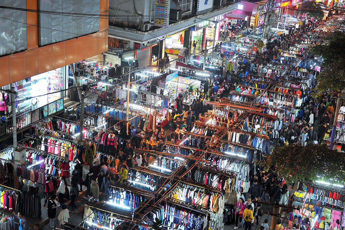 2015年11月28日,广西南宁市,地处朝阳市中心的平等街夜市人潮涌动,人