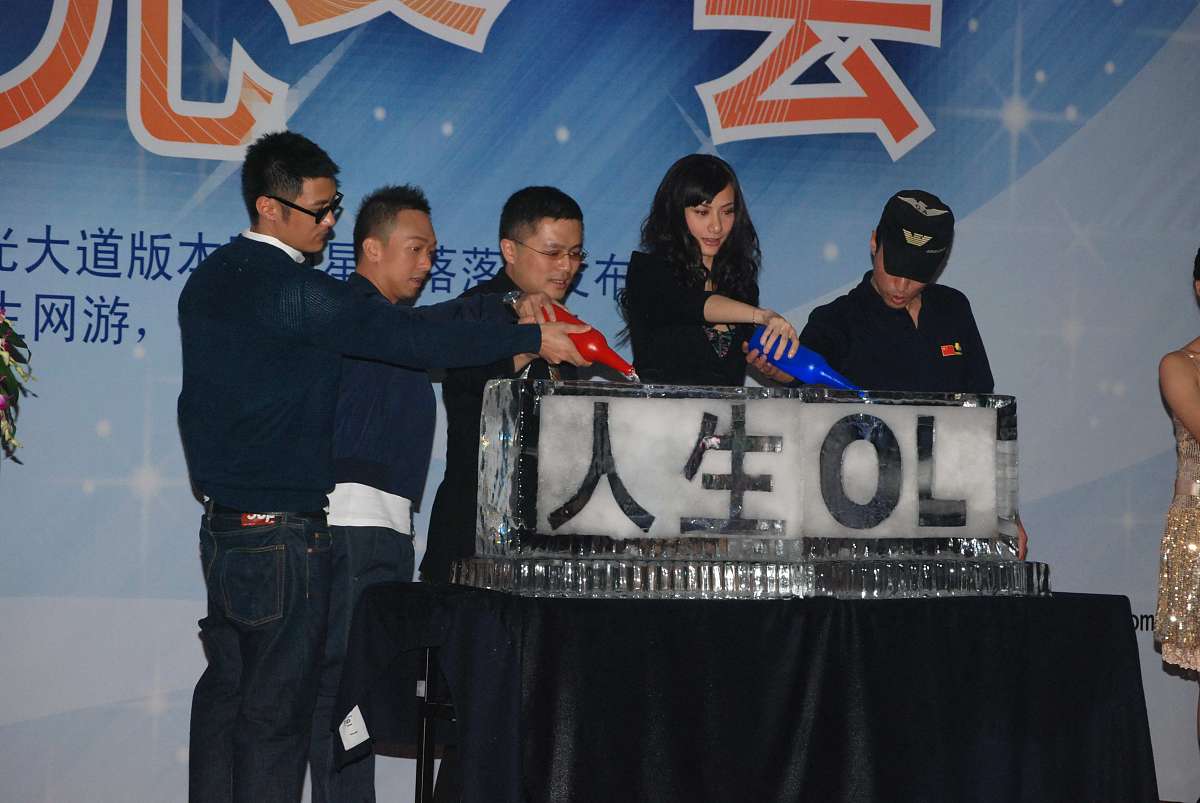 2009年10月15日,上海,某游戏活动. 黄家强+++_+++雷朋,墨镜,乳沟,短裙