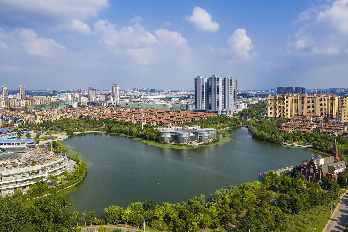 2019年8月3日,航拍江苏淮安清河新区.从空中俯瞰,蓝天白云下的新区,湖