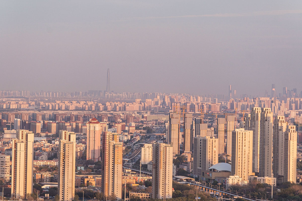 2021年10月10日,阴雨多日的天津迎来夕阳晚霞,日落时分,整个城市都变