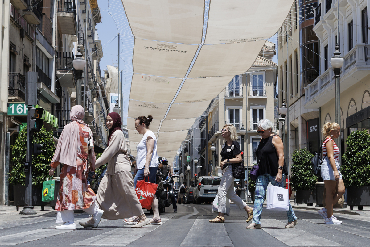 带标题：约上两三好友漫步城市街头看看老建筑逛逛特色小店点一杯咖啡或是品尝地道的当地小吃。继特种兵旅行之后citywalk又成为了年轻人的新宠。