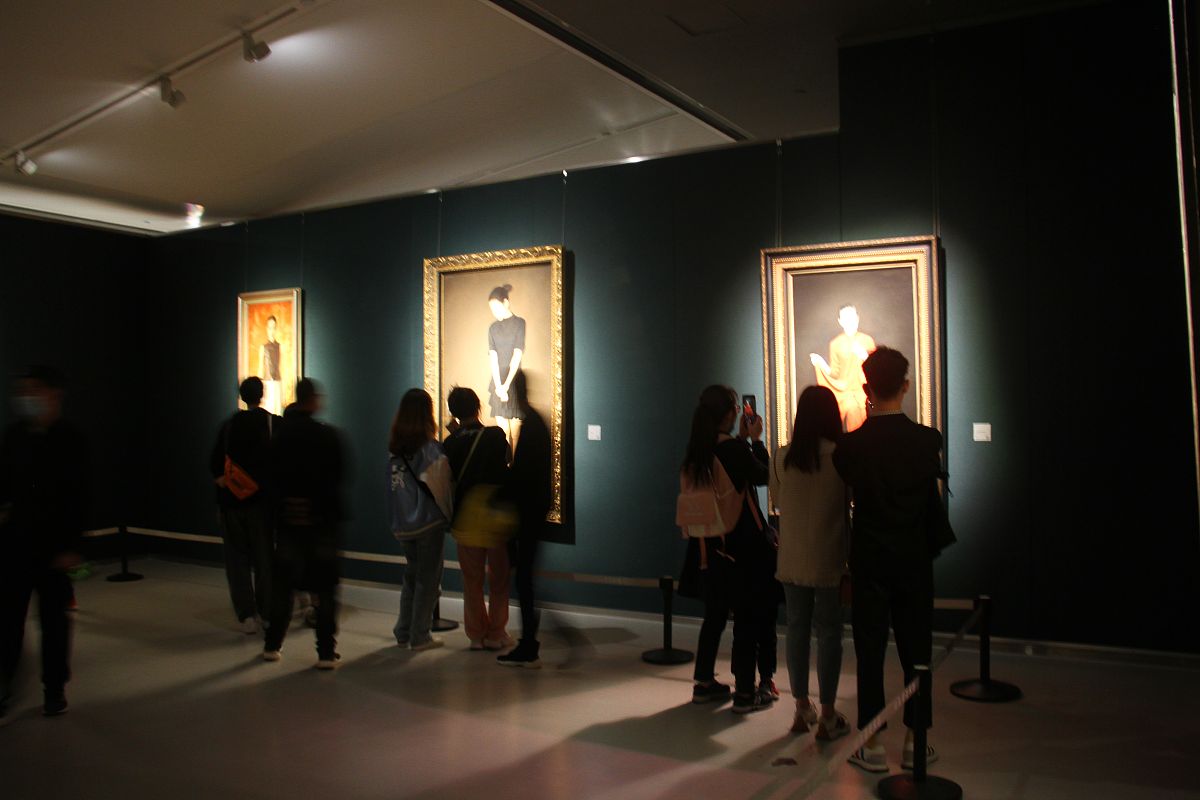 在展览会上艺术品被陈列展示着。这个展览对于对艺术有着批判性思维的人来说至关重要因为他们可以在这里发表自己的看法并接受批评。展览有一个警告标志提醒观众不得触摸或损坏展出的作品。然而在展览会的一些关键点上观众情绪显得非常激动和紧张。这是因为这个展览对于艺术家和批评家来说都是至关重要的时期很多批评和评论可能会影响到艺术品的未来出路。尽管有些批评是毫不客气的但是它们确实起到了促进艺术成长的作用。没有文学批