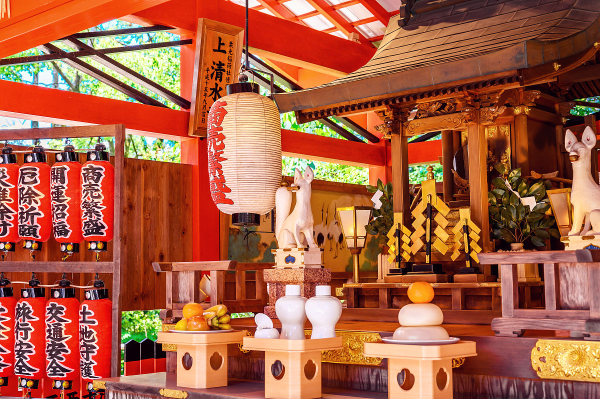 请描写一下年轻人询问老婆婆是否可以去神社祈福而老婆婆边收茶具边回答可以的画面