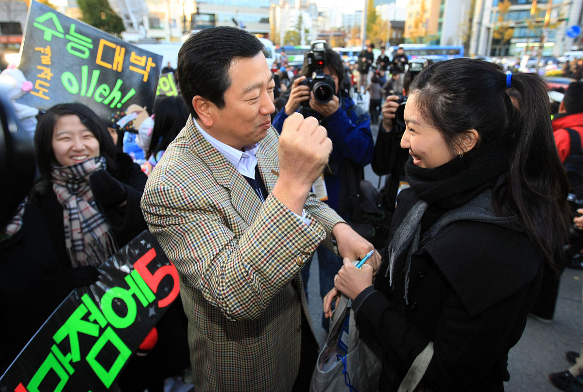 2009年11月12日,韩国首尔,韩国学生参加"2010大学入学考试".当日,约67