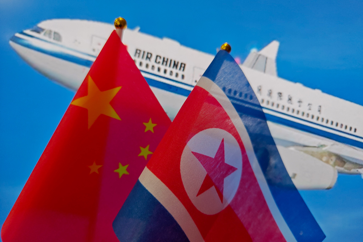 2026年3月30日,上海,中国国旗和朝鲜国旗,背景是中国