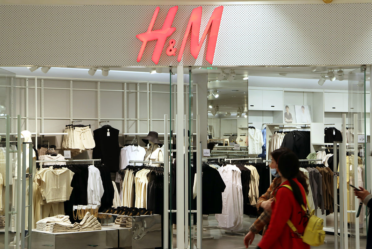 我的名字叫：颜睿根据我的名字设计一个关于女装门店店名。10个