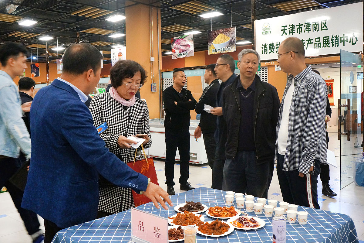 帮我构思一项主持流程并且写一篇主持稿要求如下：主题是：黄家月东兴销售团队交流会。第一邀请东兴总经商黄雯女士致词讲话5分钟内；第二乐队演出中间穿插抽奖活动；最后嘉宾分享交流对今年行情看法或对销售工作提出建议这个环节需要引导嘉宾去回答上述问题并接嘉宾的话如何接嘉宾的话。整体围绕黄家月月饼来写。