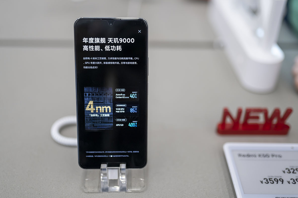 手机屏幕的疏油液和普通的水有什么区别吗？手机屏幕的疏油液和普通的水有很大的区别。普通的水是不适合清洁手机屏幕的因为水分子中带有电荷容易对手机屏幕造成伤害甚至导致电子元件损坏。而手机屏幕的疏油液是一种特殊的清洁液它通过添加一些特殊的化学物质可以更好地去除手机屏幕上的油污和指纹。此外手机屏幕疏油液也具有防静电、抗紫外线等特性能够保护手机屏幕的寿命。因此在清洁手机屏幕时建议使用专门的手机屏幕疏油液进行清