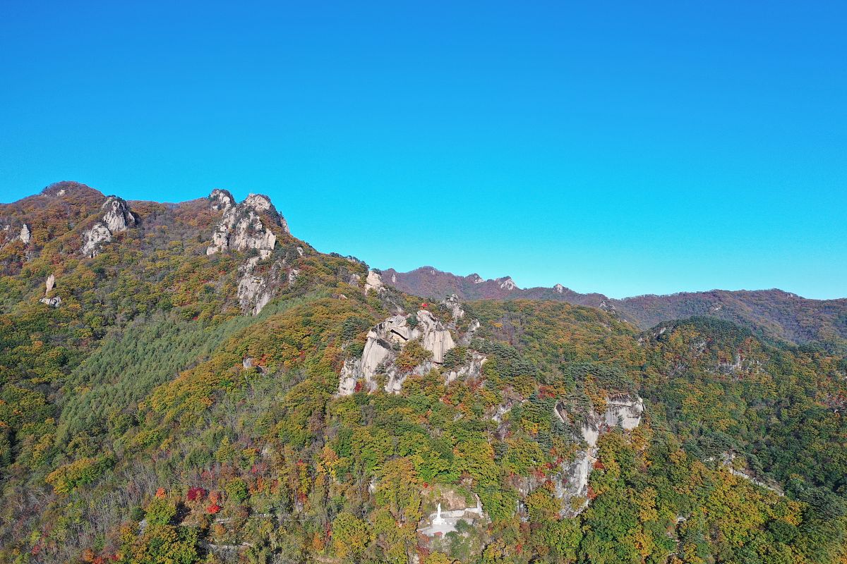 2021年10月12日,辽宁丹东,宽甸满族自治县天桥沟森林公园景区枫叶.