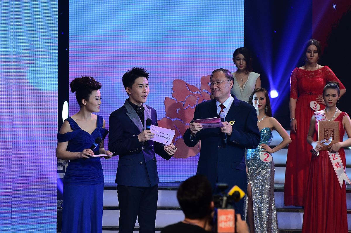 一个比赛中主持人对上一个比赛的得分进行宣布该怎么说。中文