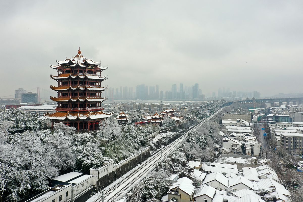 2022年2月7日,航拍武汉黄鹤楼雪景.