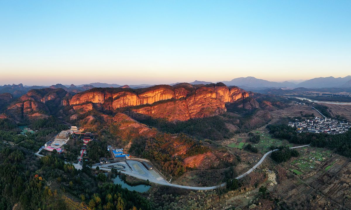 2020年1月10日,江西省鹰潭市龙虎山景区,色彩斑斓的丹霞地貌,与朝阳相