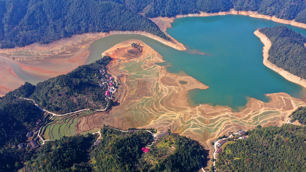“吉林一号”卫星拍下湖山乡高清图，碧绿仙侠湖如翡翠镶嵌群山！