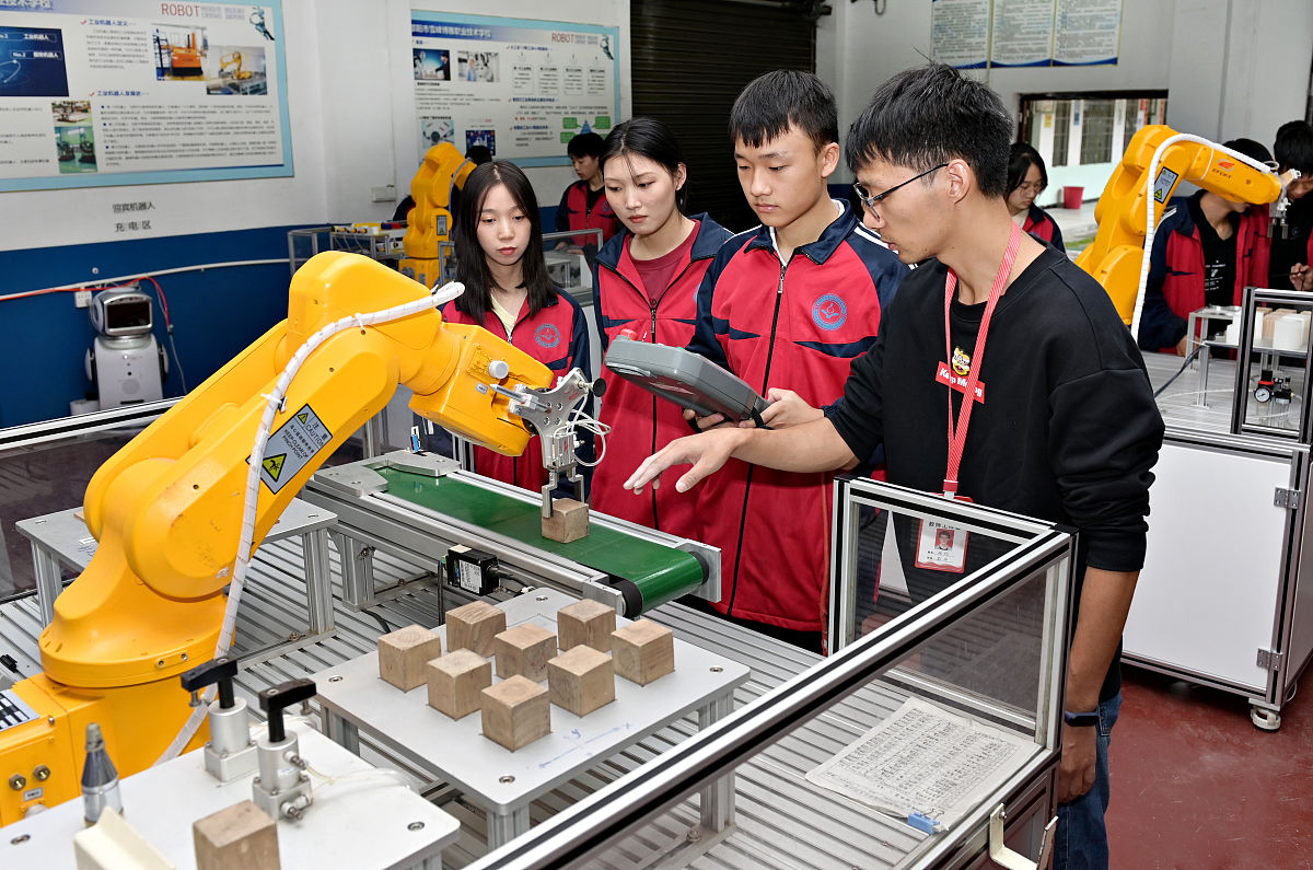 宜宾翠屏电子职业技术学校船舶铁路运输维护管理专业 - 培养船舶铁路运输维护管理人才