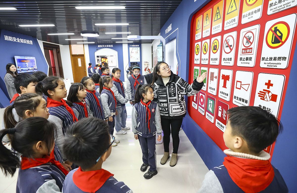 根据下面一段话写一段800多字小学在加强意识形态阵地管理情况方面存在的问题和改进措施：管好用好主管主办意识形态阵地如本单位门户网站及官方微信、微博、公众号等新媒体要严格落实三审三校制度;管理的社团组织每校一社团、每校一品牌、每月一主题 主办的报告会、研讨会、讲座、论坛严格落实一会一报审批程序未经审批不得举办做好主讲人身份、主讲内容的审查、把关工作;认真摸排师生信教情况加强对本单位党员干部教育管理不