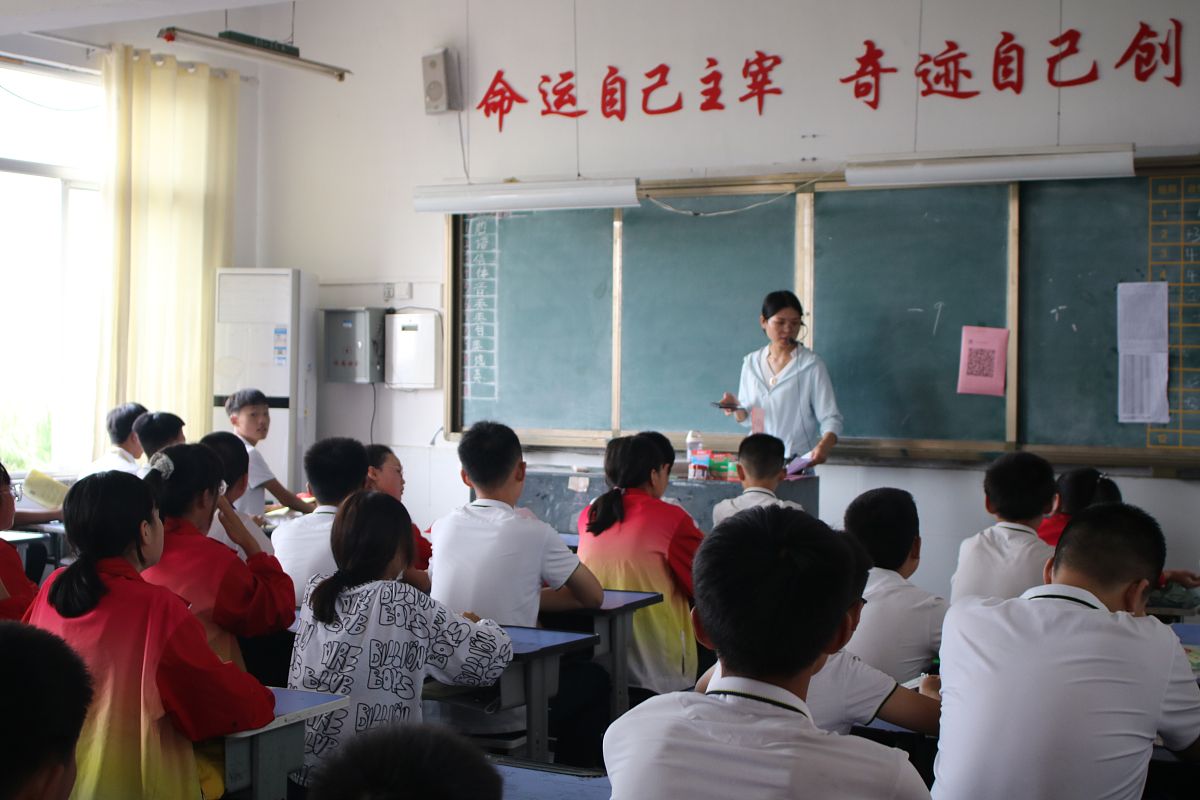 2020年9月1日,山东枣庄第四十中学学生迎来新学期开学的日子,现场图.