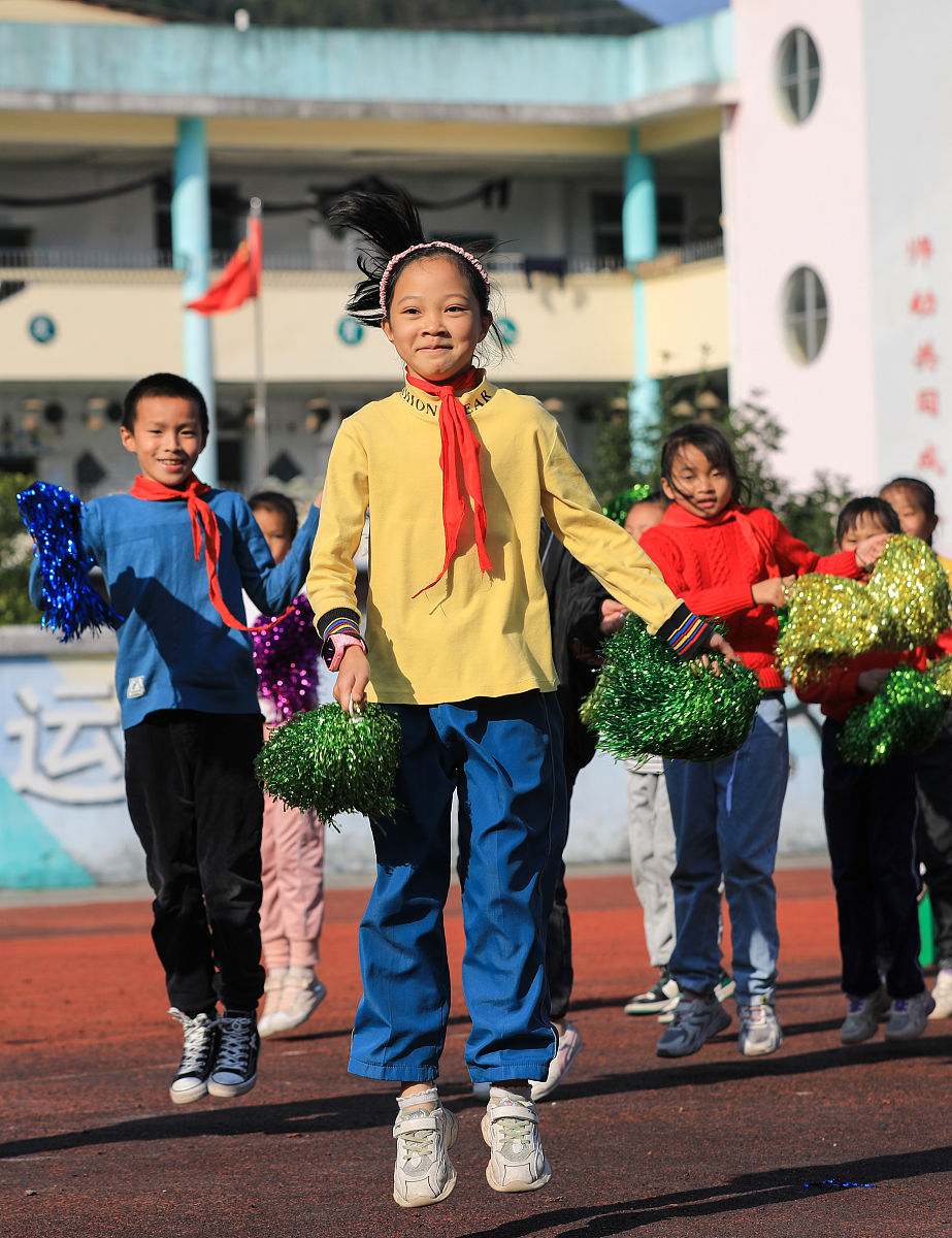 2021年11月30日,贵州黔东南从江县刚边乡中心小学的学生在练习舞蹈.