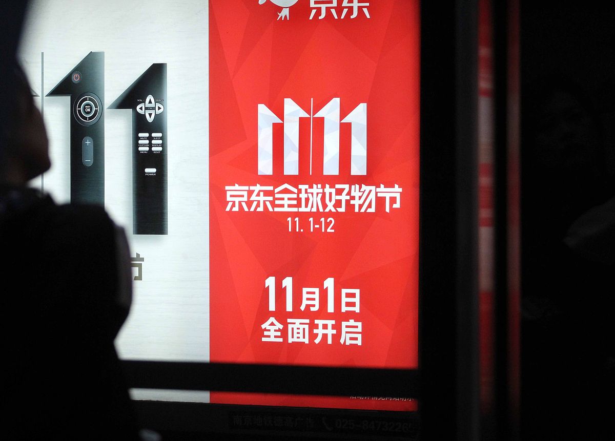 2017年10月30日,南京."双十一"广告在南京各地铁站内"霸屏",随处可见.