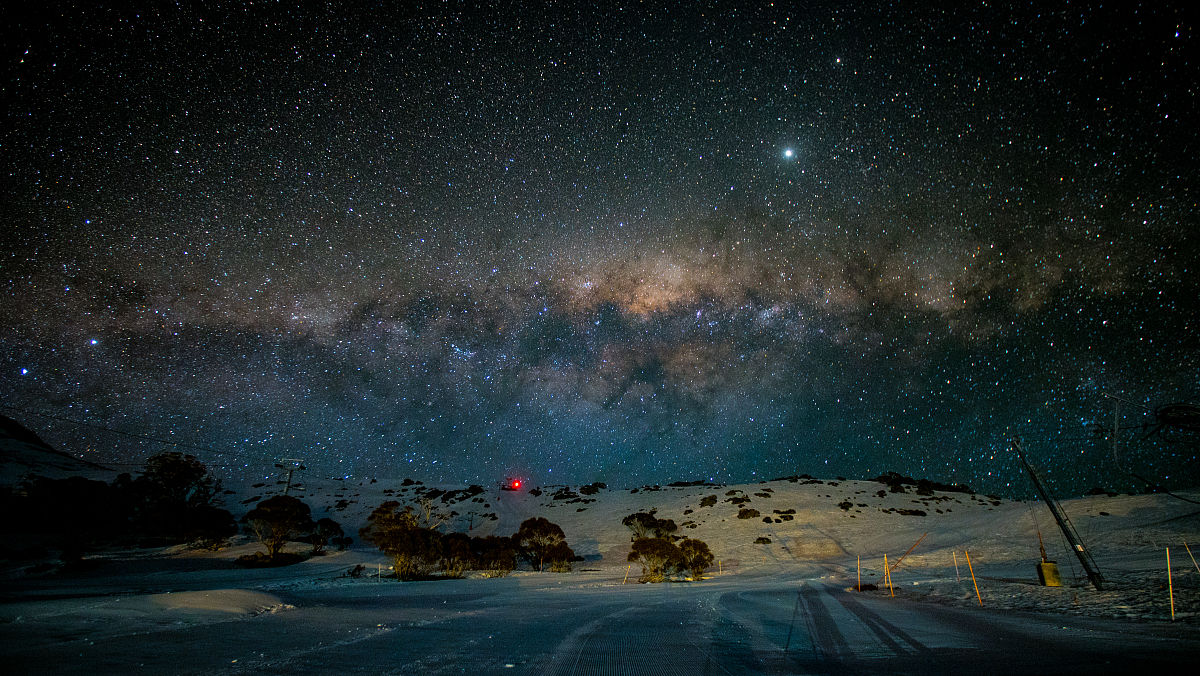 当地时间2020年9月14日,澳大利亚夏洛特山口,明朗的夜空中出现壮观的