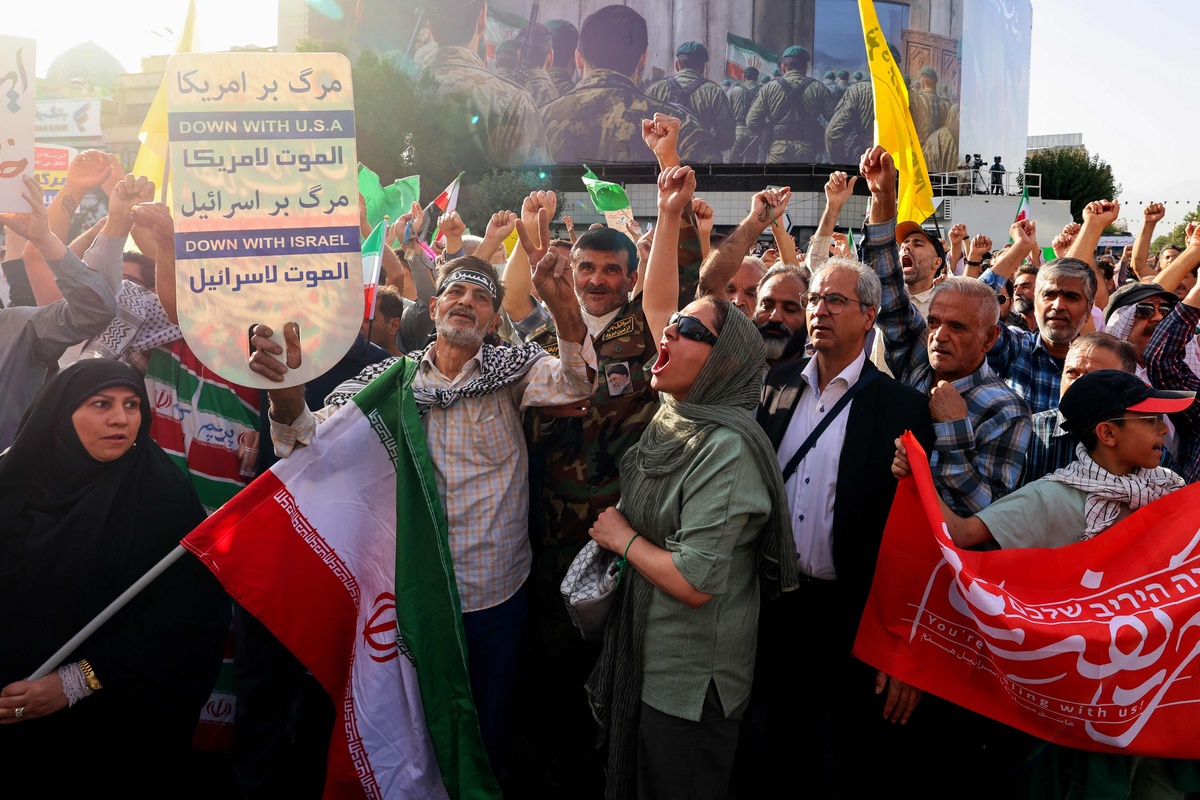 以 伊朗伊斯兰革命：伊斯兰教的政治化与伊朗的变革为题写一篇1200字文章