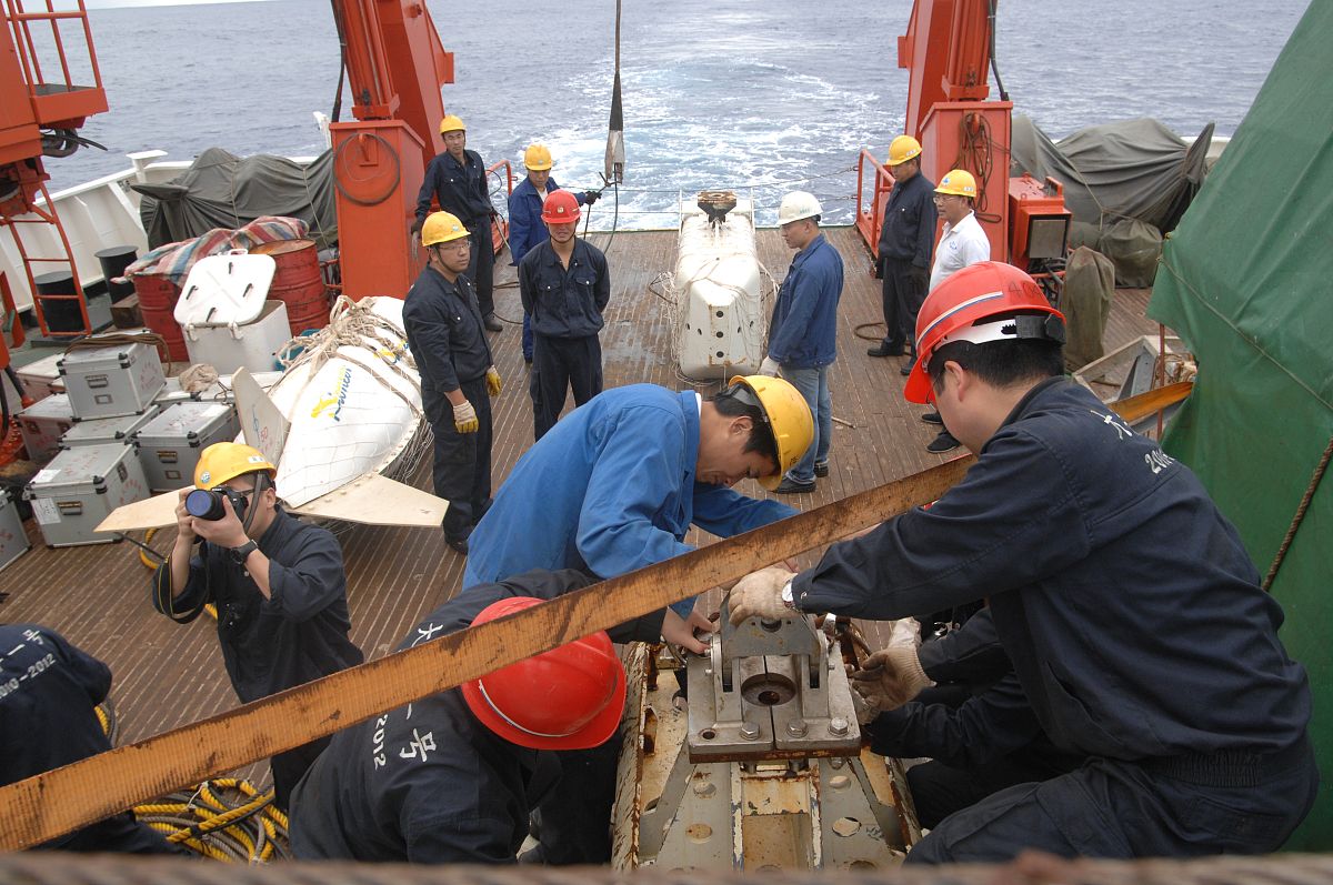 船舶维修完成，船级社检验员登船进行最终检查