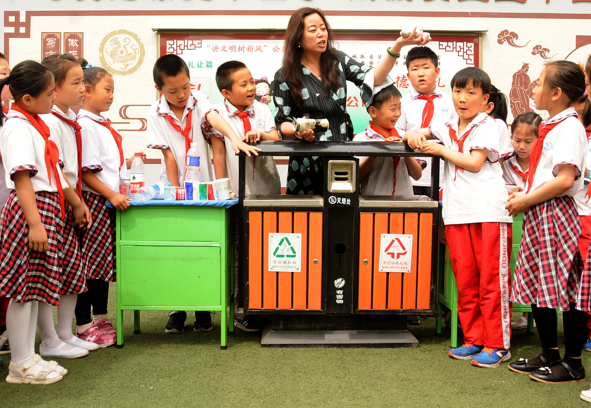 请根据以下稻草焚烧活动设计意图拟写一篇关于垃圾分类的活动设计意图。每到丰收时节田野里铺满了脱了粒的稻草农民伯伯大多放一把火烧了。那时稻田里是浓烟翻滚似有龙卷风来的前兆。四周的天空一片阴暗呛得人直咳嗽。真搞不懂为什么要这么烧掉呢？那么浓的烟对环境肯定是一种污染。难道它们没有利用的价值了吗？还是这样焚烧后对土壤是有益的？……基于这样的疑问组织学生开展以稻草焚烧的利与弊为主题的研究活动。