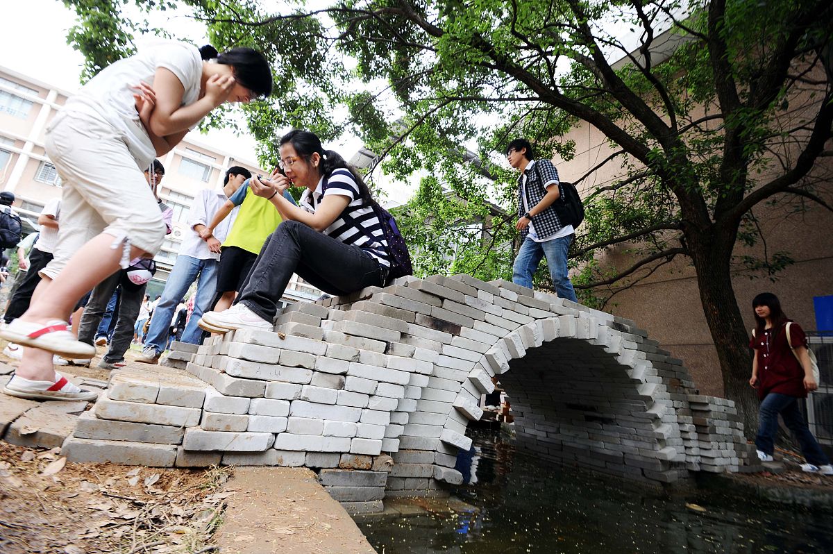 武汉科技职业学院热门专业：电子信息、机械、建筑、商贸等