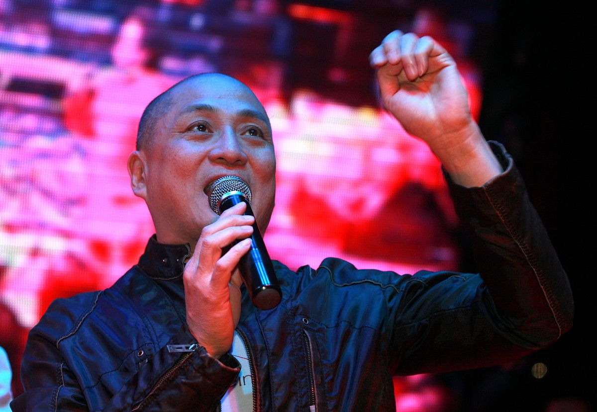 2010年11月2日, 福建省泉州市,汤镇业在酒吧演唱歌曲.+++_+++汤镇业,