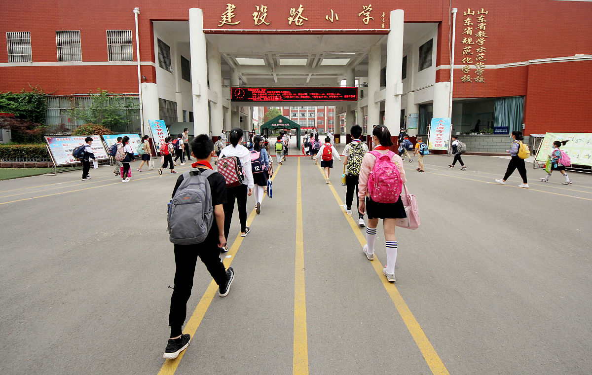 2020年5月25日,山东省枣庄市建设路小学的学生有序进入校园.