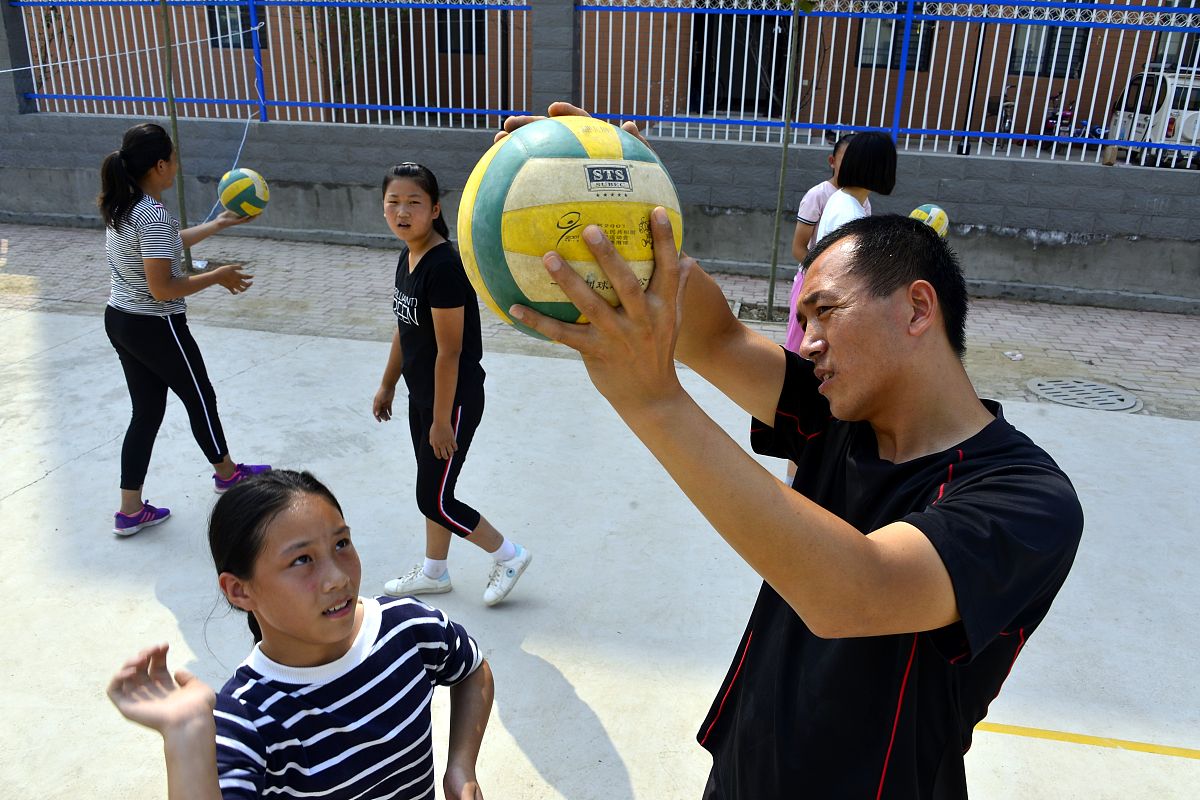 关于练习打排球的作文其中需要重点描述一下练习排球的过程不少于600字